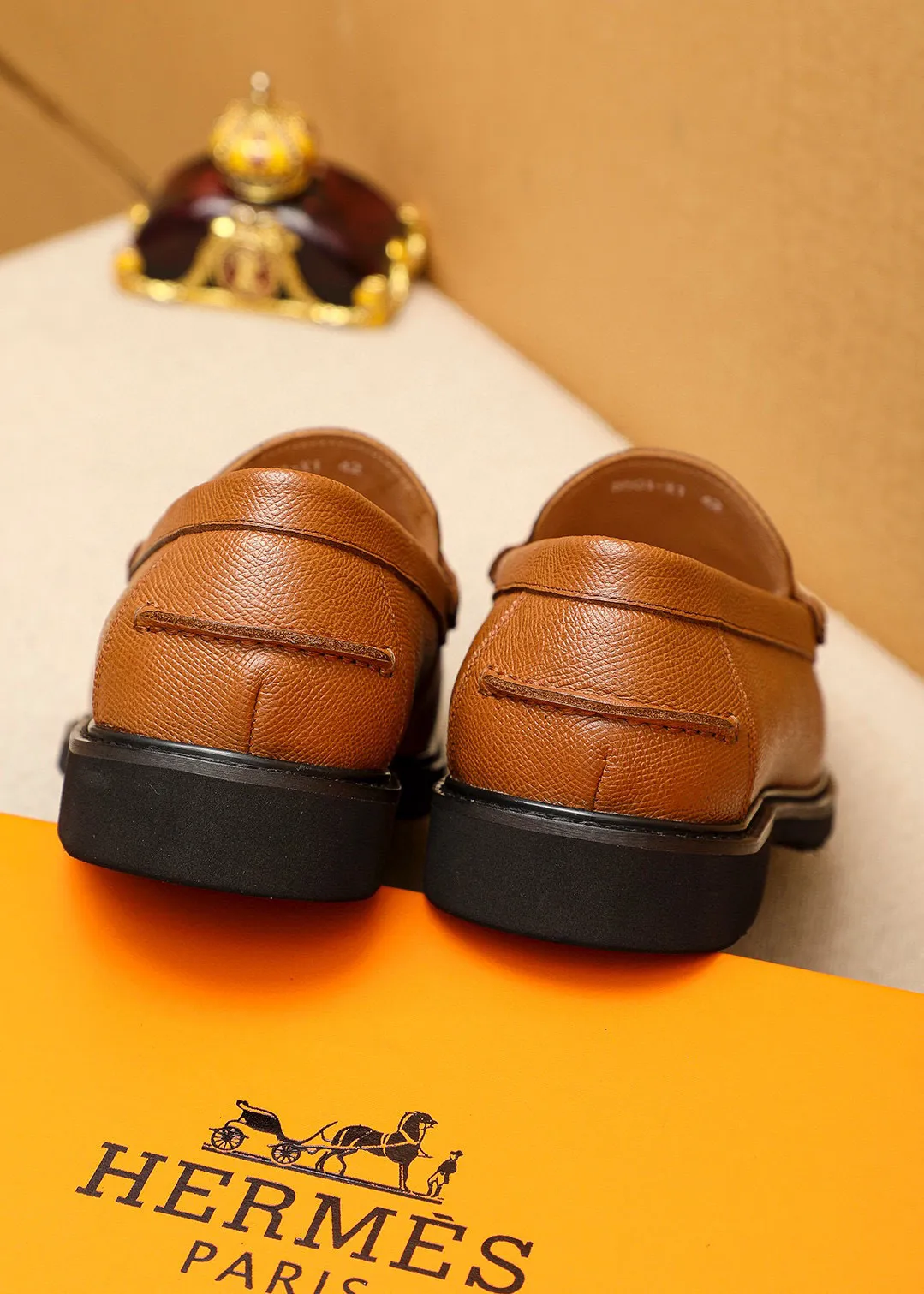 Men's shoes 💰460 💐 Product trademark: HERMES "Hermès" casual leather shoes Regular size: 39-44 (38.45🉑️customized) Product materials: Selected imported first-layer cross-grain cowhide upper + luxury hardware buckle, imported water-dyed cowhide lining. Strong three-dimensional visual effect, non-slip and wear-resistant rubber outsole Color: 4⃣️colors available